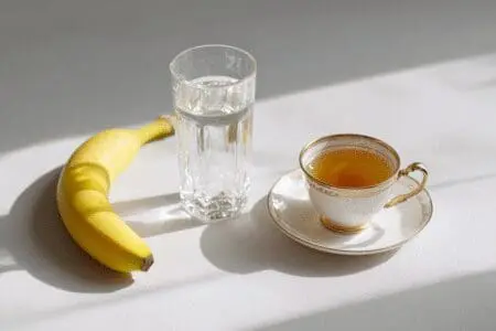 Einfache Hausmittel wie Tee und eine Banane zur Behandlung von Durchfall