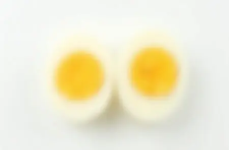 Hartgekochte Eier Wie Lange: Die Perfekte Kochzeit ein perfektes aufgeschnittenes ei ohne grauen rand das die antwort auf hartgekochte eier wie lange zeigt