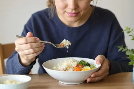 eine person die eine heilende einfache mahlzeit isst als antwort darauf wie lange man mit einem magengeschwür krank ist