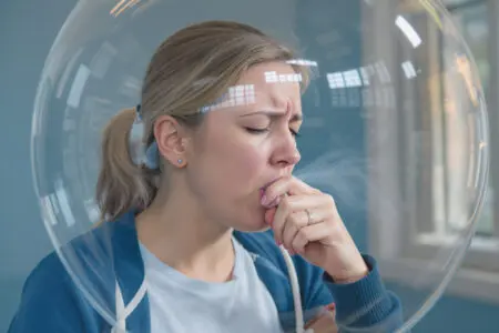 eine person in einer schutzblase die die ansteckungszeit darstellt als antwort darauf wie lange eine mykoplasmen-pneumonie ansteckend ist