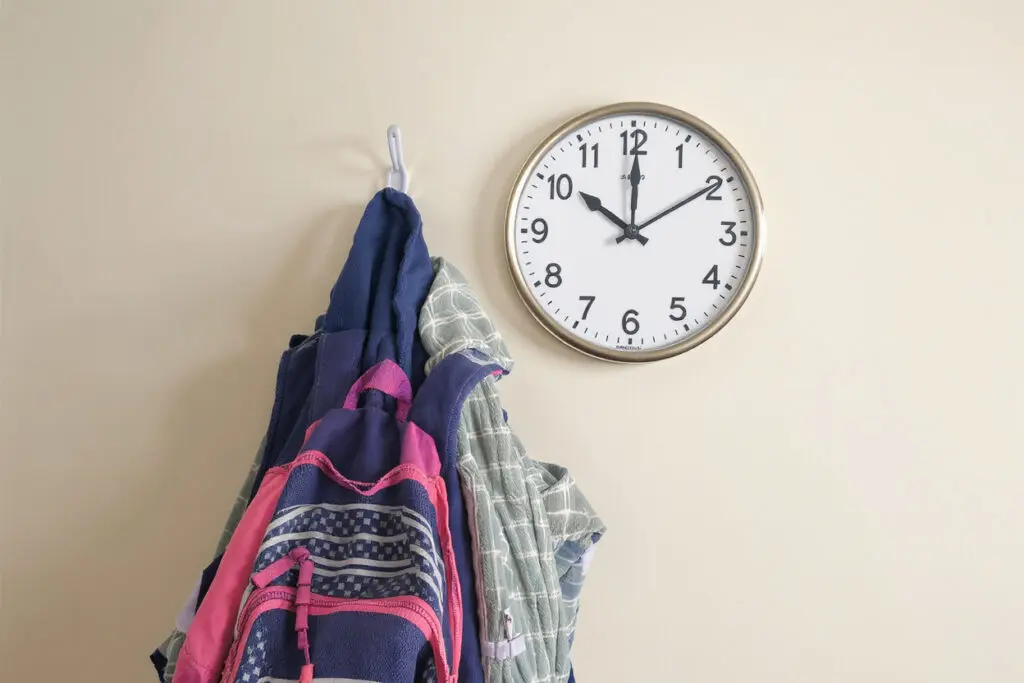 eine schultasche die nach 24 stunden bereit ist als antwort darauf wie lange man bei läusen zu hause bleiben muss