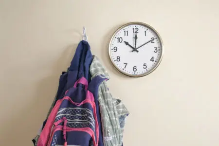 eine schultasche die nach 24 stunden bereit ist als antwort darauf wie lange man bei läusen zu hause bleiben muss